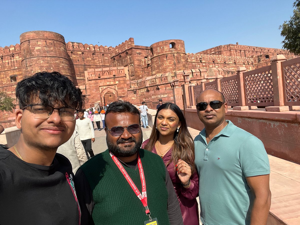 Experienced Agra tour guide with visitors at Agra Fort